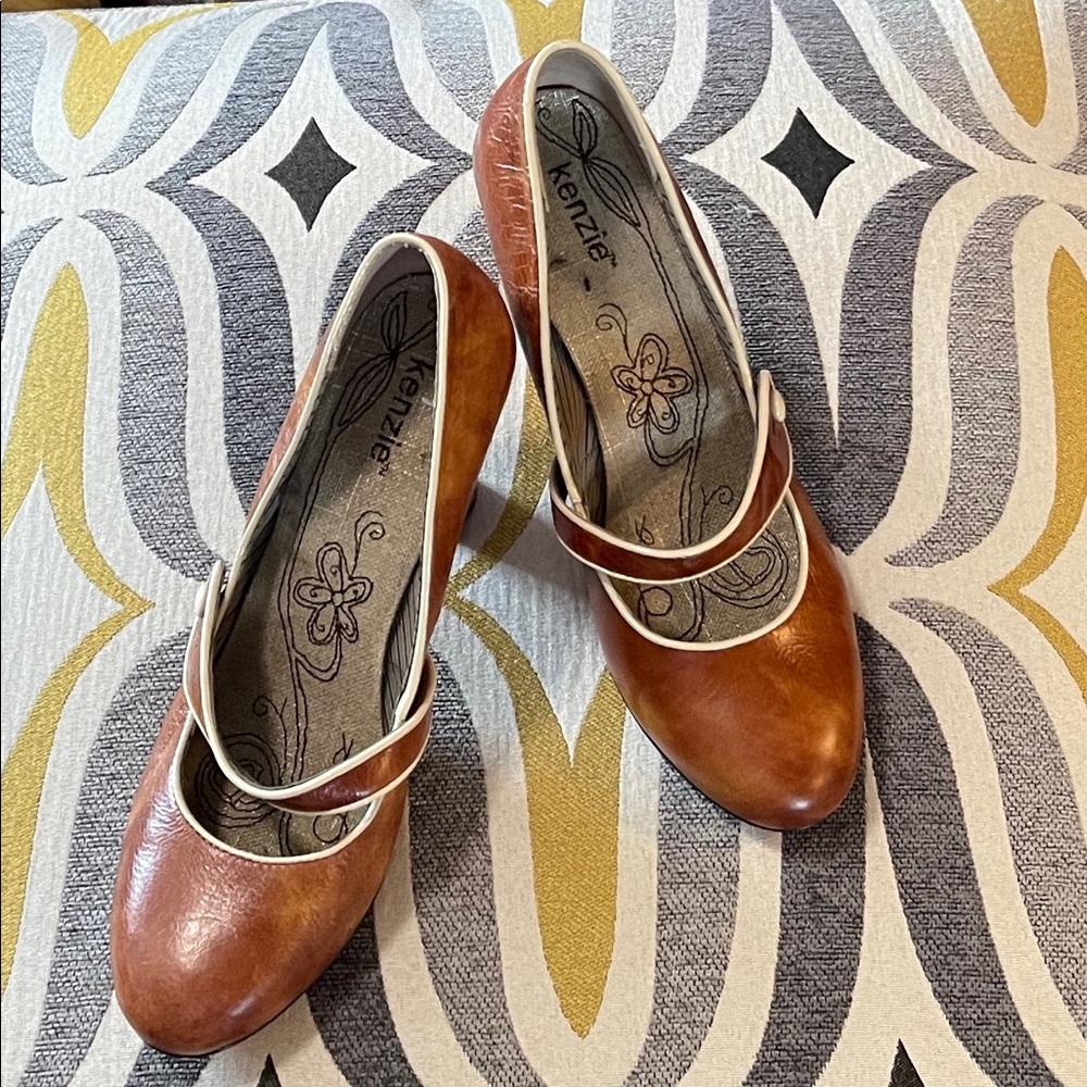 KENZIE Marled Brown Baby Jane  Heels 8M